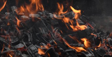 Yanan odun ateşi ve kor