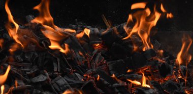 Yanan odun ateşi ve kor