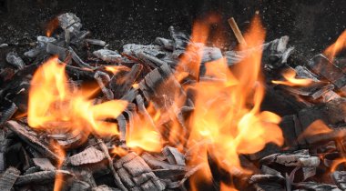 Yanan odun ateşi ve kor