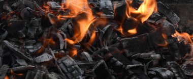 Yanan odun ateşi ve kor