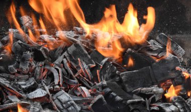 Yanan odun ateşi ve kor