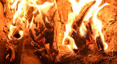 Sarı ve turuncu alevlerle 