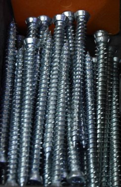 Araç kutusunda metal vidalar