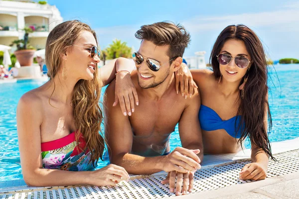 Personas sonrientes en la piscina — Foto de Stock