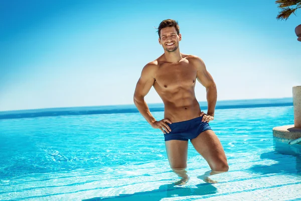 Foto de verano del hombre sonriente muscular —  Fotos de Stock