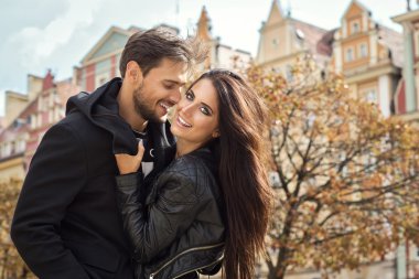 Genç çift sonbahar portresi