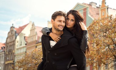 Genç çift sonbahar portresi