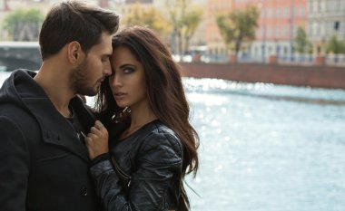 Genç çift sonbahar portresi