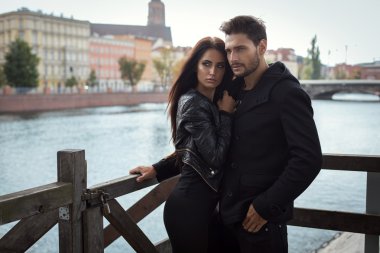 Genç çift sonbahar portresi
