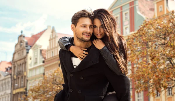 Retrato de outono de jovem casal — Fotografia de Stock