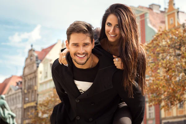 Retrato de otoño de pareja joven —  Fotos de Stock