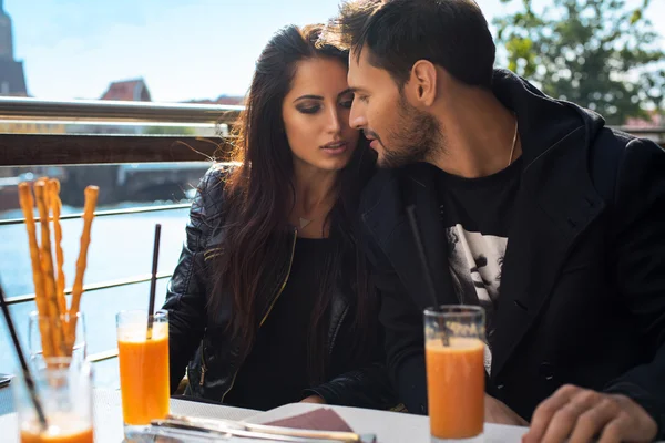 Couple aimant dans un café extérieur — Photo