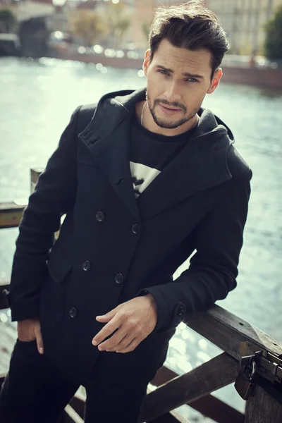 Jeune homme en manteau noir — Photo