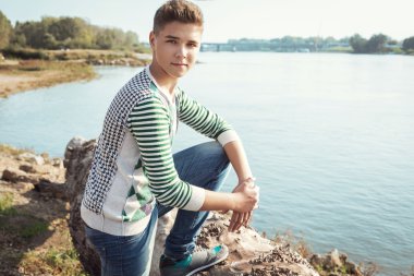 Yakışıklı çocuk açık poz