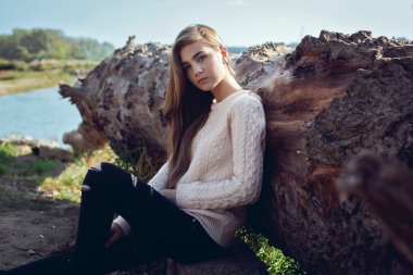 Sevimli genç kız waterscape tarafından