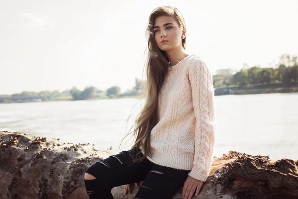 Menina bonito por paisagem aquática — Fotografia de Stock