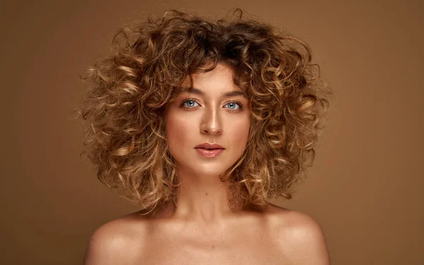 Portrait Young Woman Curly Hair — Stock Photo, Image