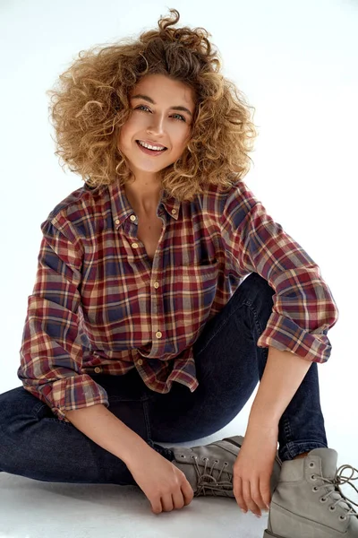 Mladá Usměvavá Žena Blond Kudrnaté Vlasy Nosí Bavlněné Kontrolní Tričko — Stock fotografie