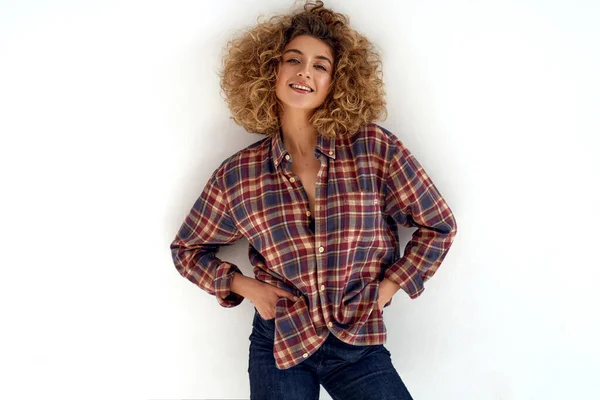 Joven Mujer Sonriente Con Cabello Rubio Rizado Usar Camisa Algodón —  Fotos de Stock