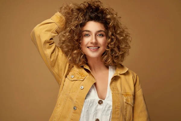 Mujer Joven Feliz Con Rizos Posando Estudio Sobre Fondo Estudio — Foto de Stock