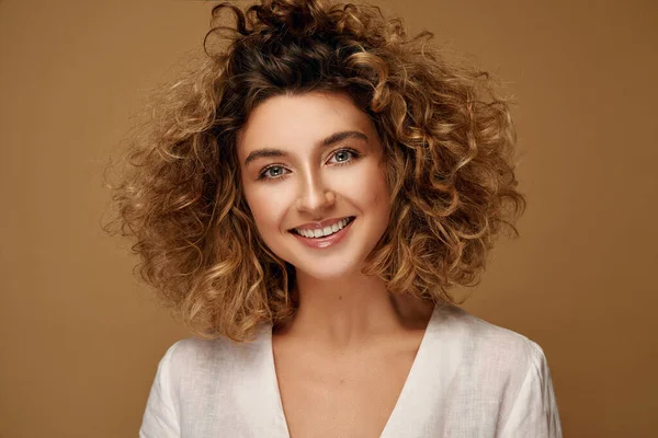 Glückliche Junge Frau Mit Gesunden Natürlichen Locken Und Zartem Make — Stockfoto