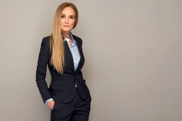 Retrato Mujer Adulta Con Pelo Largo Rubio Posando Traje Elegante — Foto de Stock