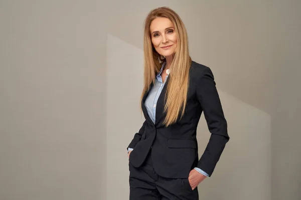 Retrato Mujer Adulta Con Pelo Largo Rubio Posando Traje Elegante — Foto de Stock