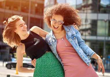 Eğlenen iki genç kadının görüntüsü