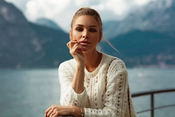 Retrato Mujer Hermosa Sobre Fondo Borroso Lago Montañas —  Fotos de Stock