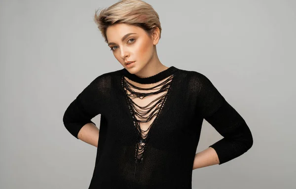 Sexy Blondynka Kobieta Czarny Rozdarty Sweter Pozowanie Nad Szary Tło — Zdjęcie stockowe