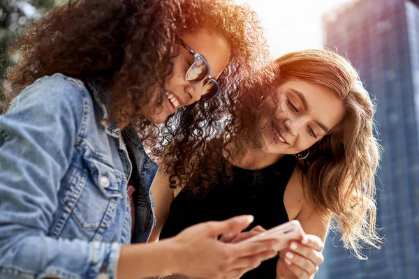 Women Using Smart Phone — Stock Photo, Image