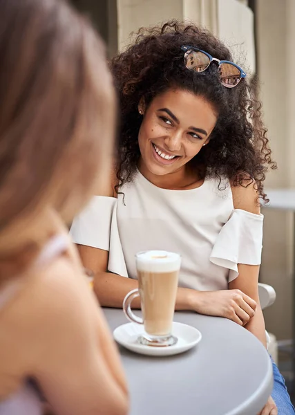 Güzel Gülümseyen Bir Latin Amerikalı Kızın Portresi Toplantı Sırasında Latte — Stok fotoğraf