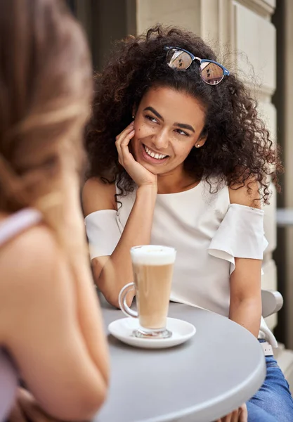 Portrait Beautiful Smiling Latin American Girl Drinking Latte Meeting — Stock Photo, Image
