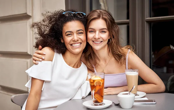 Pretty Young Girls Smiling Camera Having Fun Cafe — Stock Photo, Image