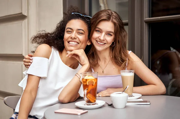 Pretty Young Girls Smiling Camera Having Fun Cafe — Stock Photo, Image