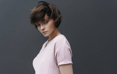 Kısa saçlı genç bir mankenin portresi