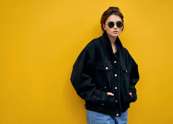 Foto Vintage Mujer Joven Gafas Sol Chaqueta Negra —  Fotos de Stock