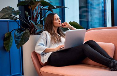 Evde dizüstü bilgisayarı olan genç bir model oturuyor ve şöyle düşünüyor: