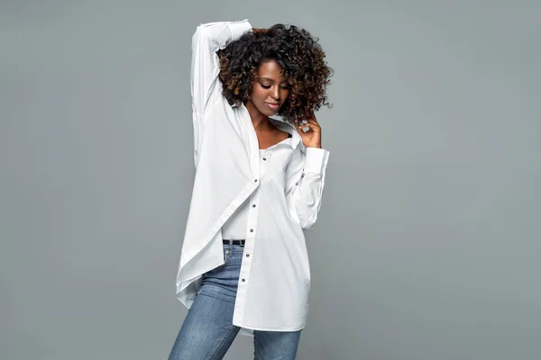 Mujer Afroamericana Con Peinado Afro Usa Camisa Blanca Suelta Aislada — Foto de Stock