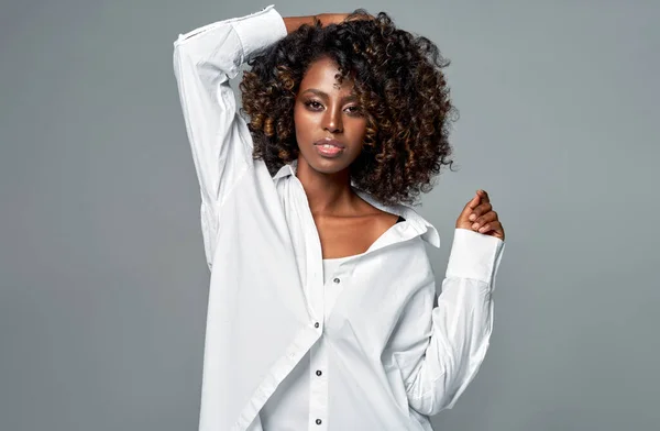 Porträtt Ung Afroamerikansk Kvinna Med Afro Frisyr Isolerad Grå Bakgrund — Stockfoto