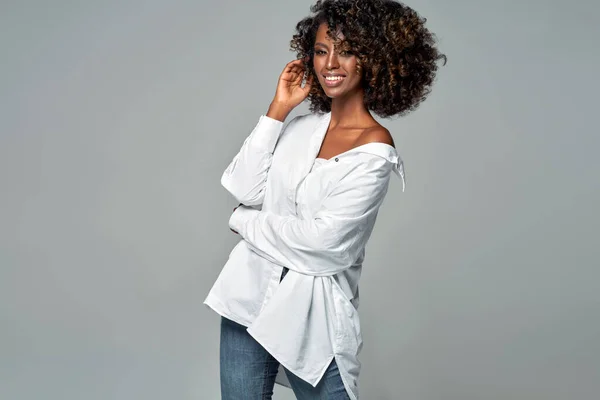 Африканська Американка Афро Носити Білу Сорочку Ізольовану Сірому Фоні — стокове фото