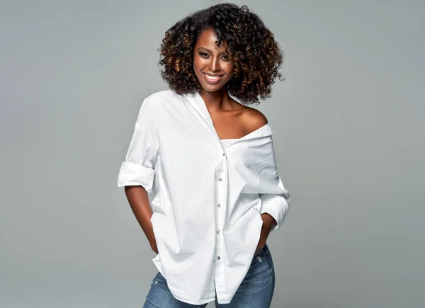 Afro Amerikanerin Trägt Weißes Lockeres Hemd Auf Grauem Hintergrund — Stockfoto