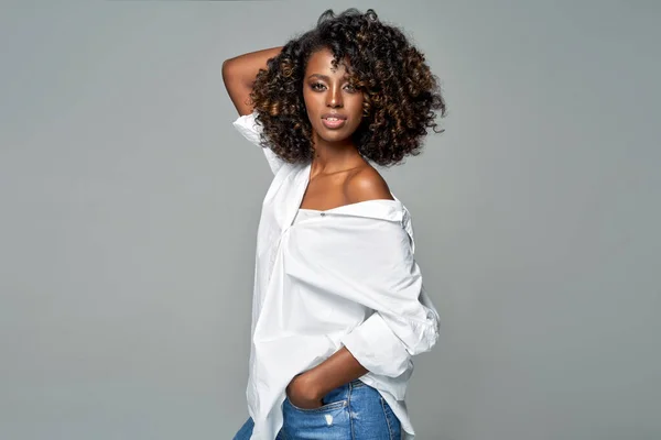 Afričanky Americká Žena Afro Nosit Bílou Volnou Košili Izolované Šedém — Stock fotografie