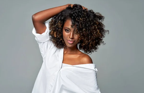 Portrét Africké Americké Ženy Afro Nosit Bílou Košili Izolované Šedém — Stock fotografie