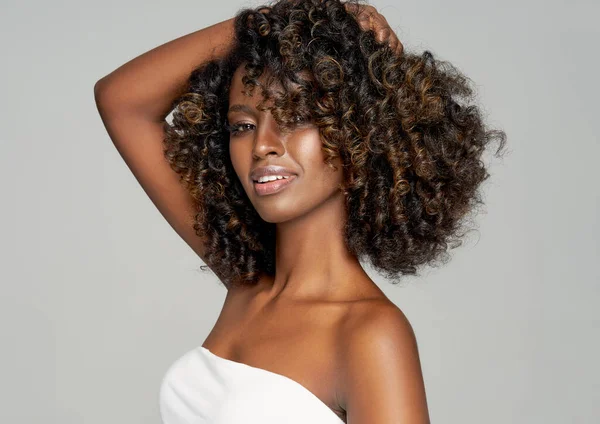 Retrato Mujer Negra Feliz Aislada Gris Con Mano Peinado Afro —  Fotos de Stock