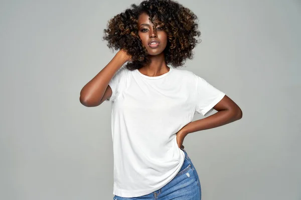 Sexy Schwarze Frau Mit Afro Haaren Tragen Klassisches Outfit Isoliert — Stockfoto