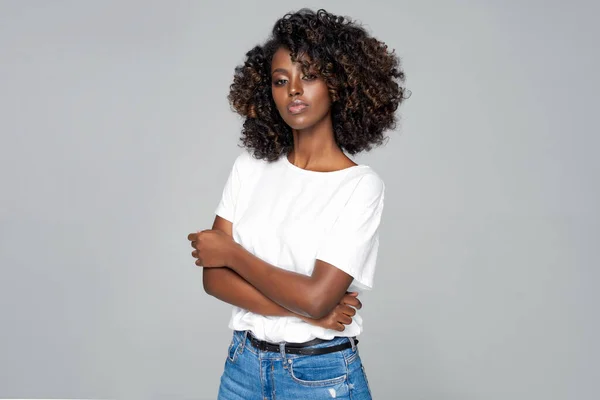 Foto Estilo Vida Una Joven Negra Con Peinado Afro — Foto de Stock