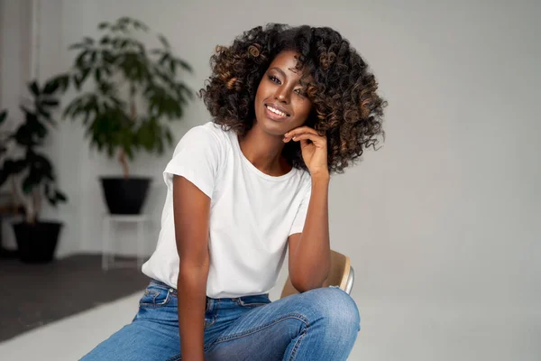 Mooie Zwarte Vrouw Zittend Een Stoel Vrolijk Afrikaans Amerikaanse Vrouw — Stockfoto
