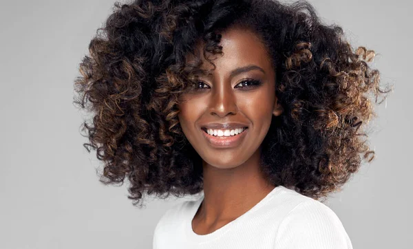 Retrato Mulher Negra Sorridente Com Cabelo Afro — Fotografia de Stock