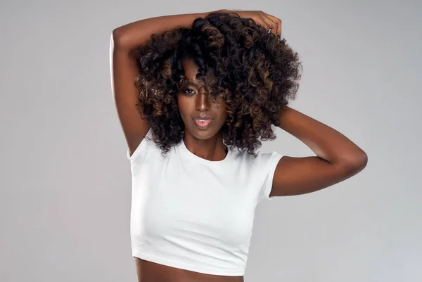 Sexy Zwart Vrouw Spelen Met Haar Afro Haar Geïsoleerd Grijze — Stockfoto